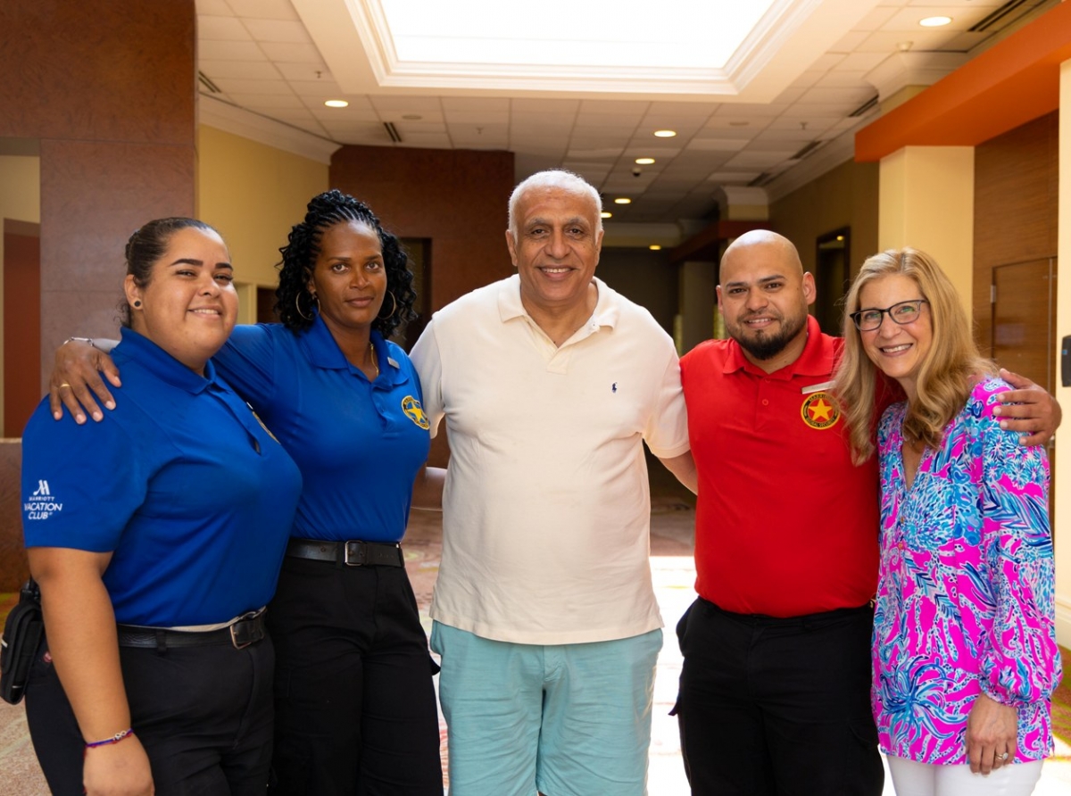 E compleho di Aruba Marriott ta gradici nan heroenan Antonio Ras y Tisha Powell pa salba bida di un huesped