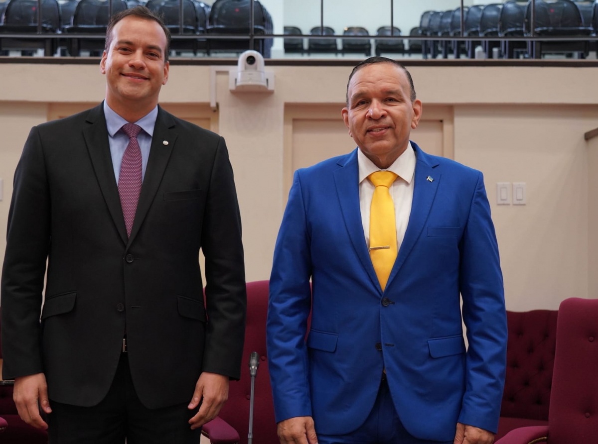 Minister Endy Croes a ricibi mas di 130 pregunta den sala di Parlamento