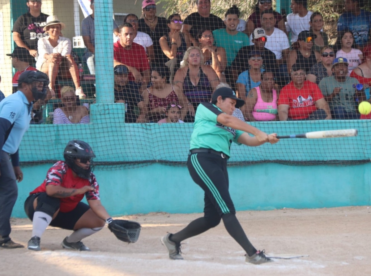 Team Splash a bira campeon di torneo damas internacional copa himno y bandera