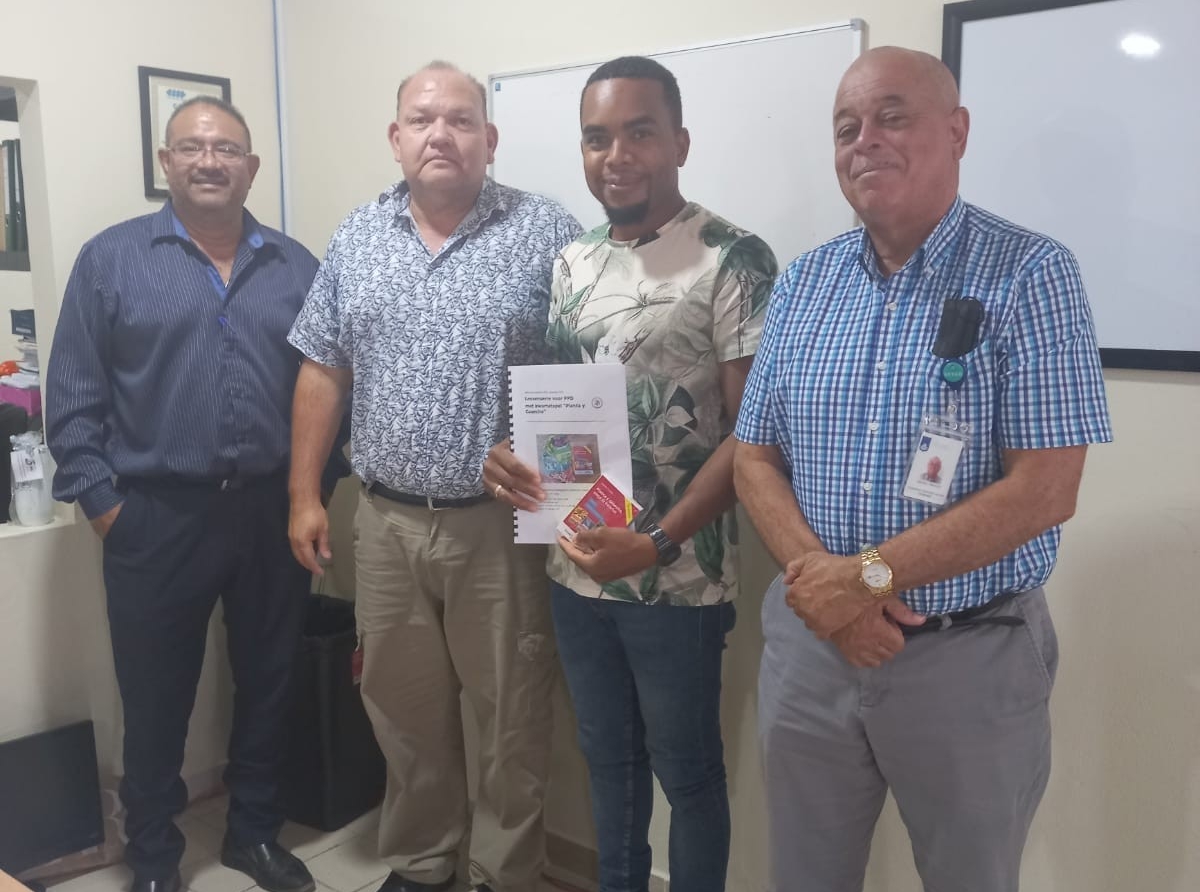 Tres studiante mas a gradua pa nan PDG -opleiding na Fundacion FEPA
