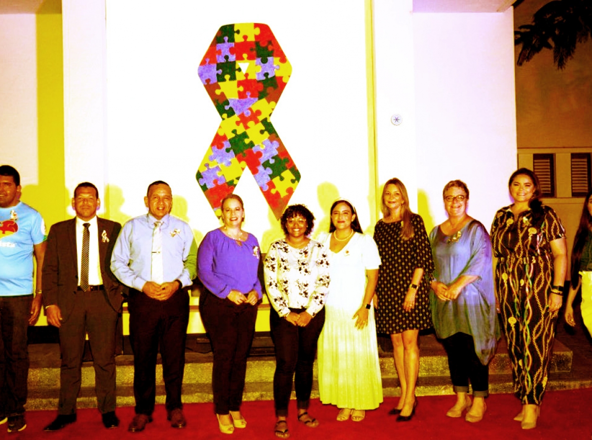 Edificio di Gobierno a ‘Light it up Blue’ riba Dia Mundial di Autismo