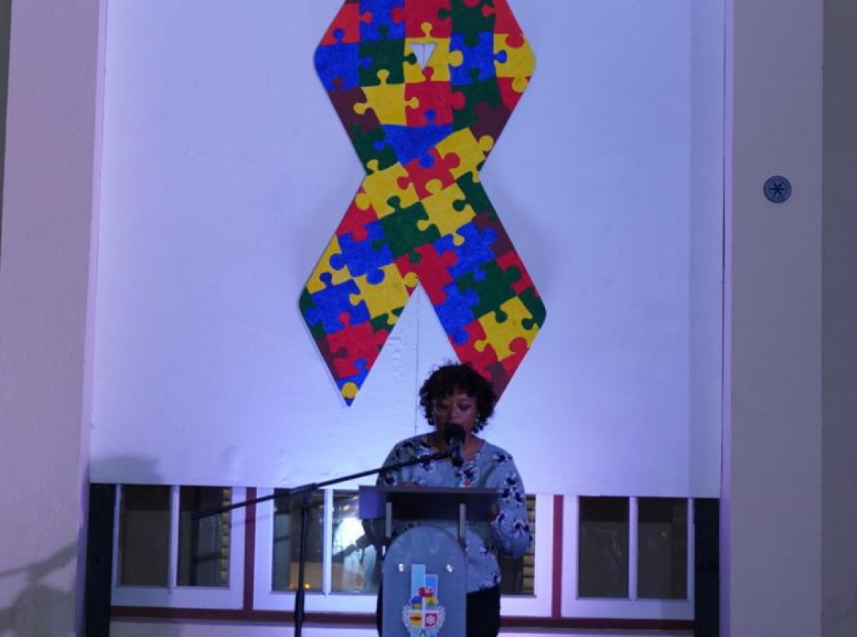 Kay Quandus a presenta un bunita poesia den cuadro di 'Dia Mundial di Conscientisacion di Autismo'
