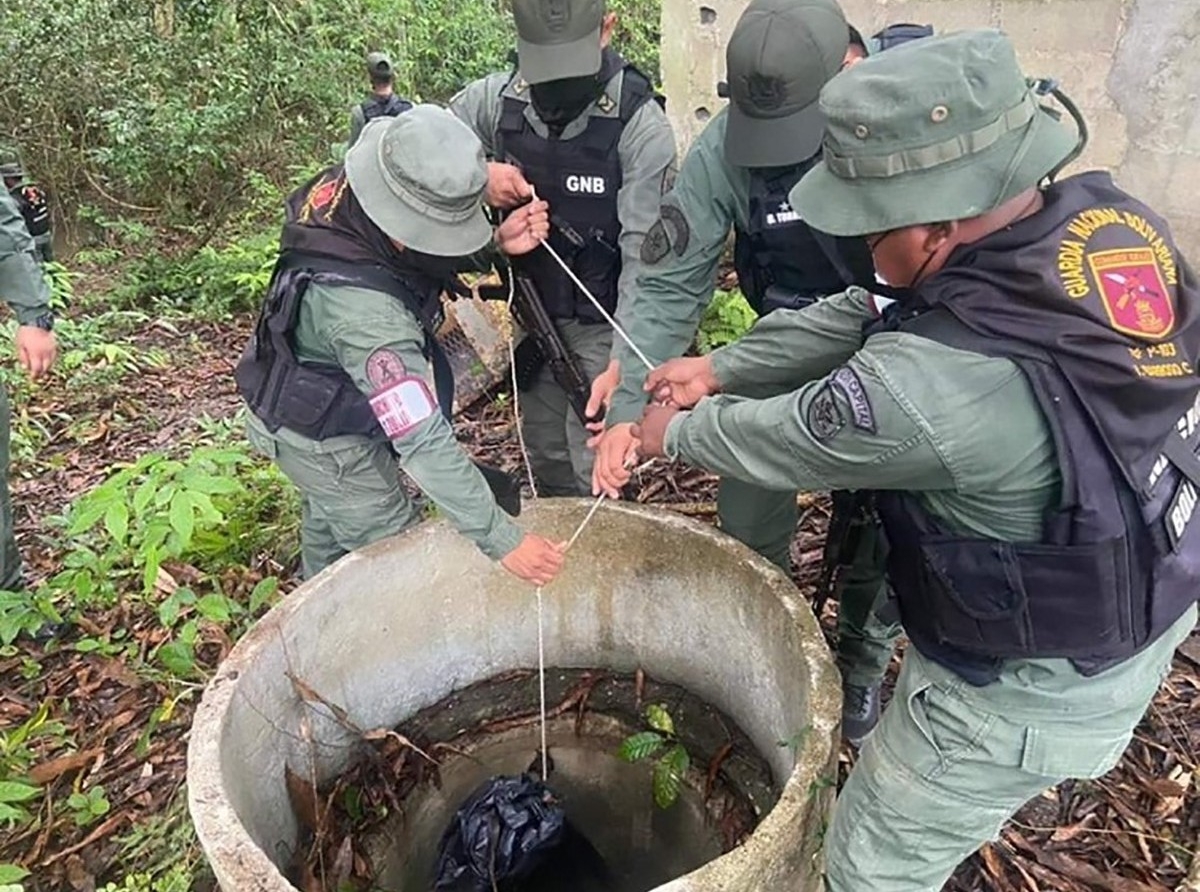 Autoridadnan Venezolano a haya hopi cocaina scondi den un poz di awa