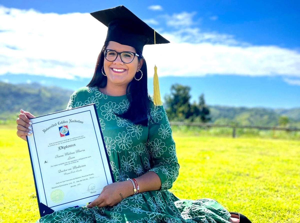 Dr. Tiana Melina Leon a gradua Medico General como ‘Magda Cum Laude’