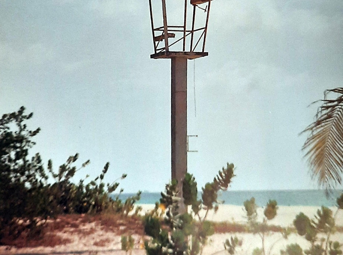 E momento a yega pa cuminza pone Toren di Lifeguards atrobe riba beachnan popular di e isla