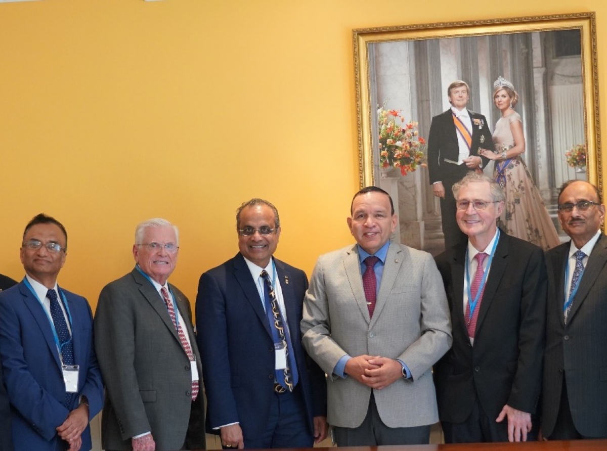 Ministro Endy Croes a ricibi bishita di directiva di Xavier University School of Medicine