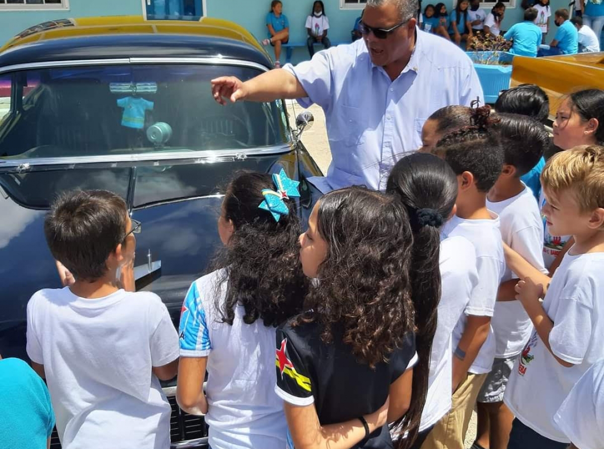 Dunando un presentacion di Autonan Clasico na alumnonan di Colegio Laura Wernet-Paskel