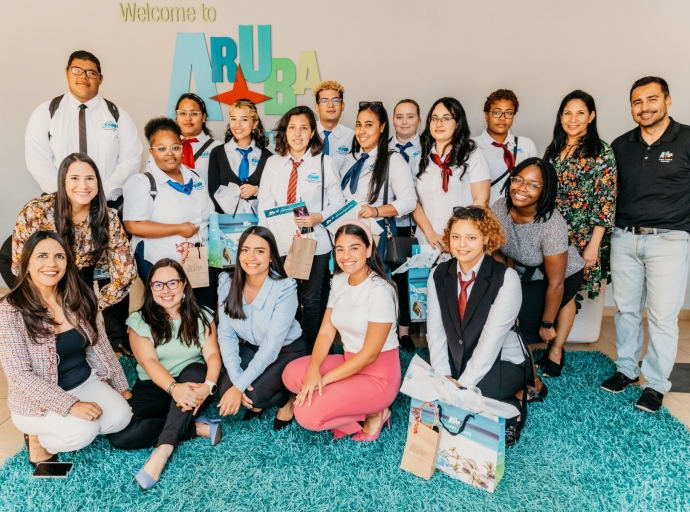 Studiantenan di Hospitalidad y Turismo di EPI a haya hopi informacion valioso di team di Aruba Tourism Authority