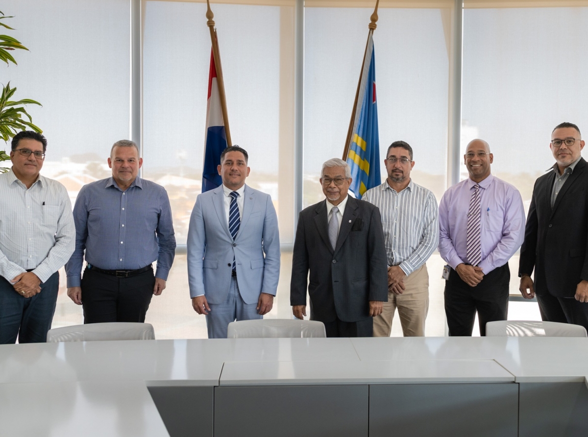 Ministro Ursell Arends ta presenta e Raad van Commissarissen di Arubus