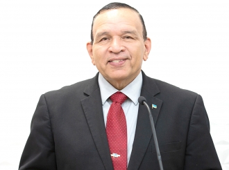 Ministro Endy Croes a mustra cu ta bay cuminza awor cu renobacion di St. Aloysius School