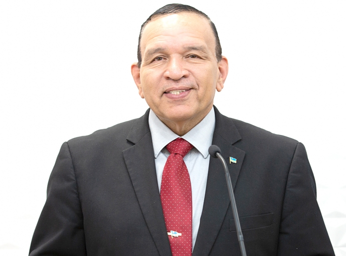 Ministro Endy Croes a mustra cu ta bay cuminza awor cu renobacion di St. Aloysius School