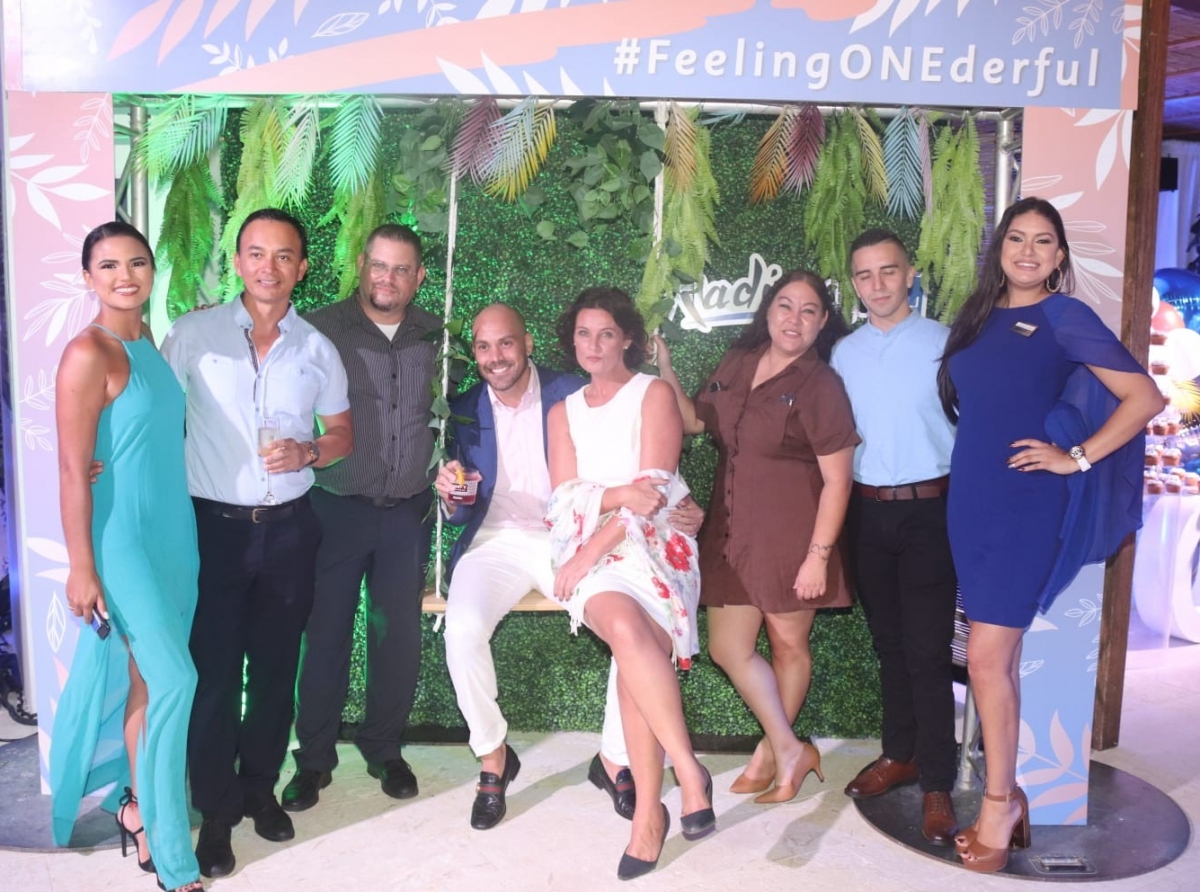 Luigi Wix hopi orguyoso di celebra prome aniversario di Radisson Blu Aruba