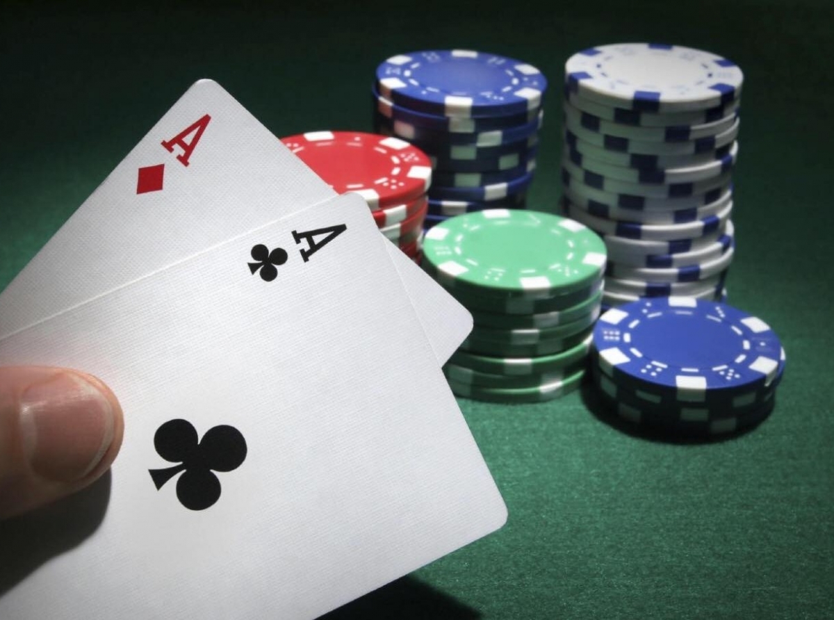 Hungador profesional di poker Arubiano dilanti Hues pa labamento di placa