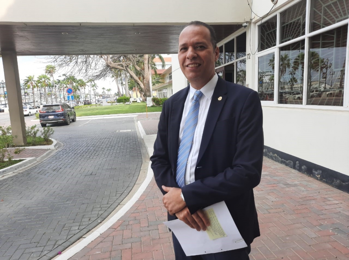 Den pueblo tin hopi critica riba e nivel politico den Parlamento