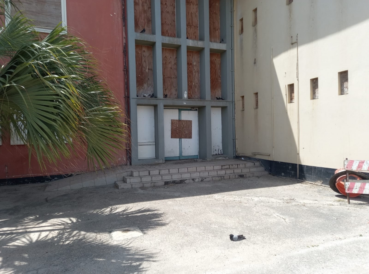 E lamentable estado di edificio di ex-DOW na Playa