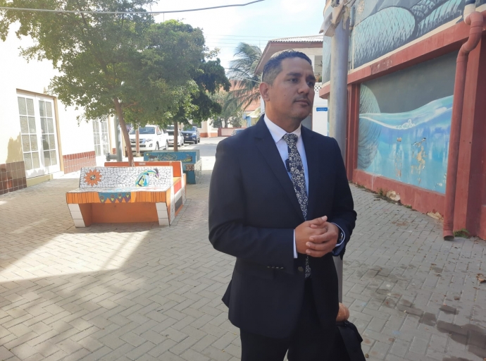 Ministro Arends a keda impresiona cu e premio cu Monumentenfonds y Uncle Louis Store a ricibi