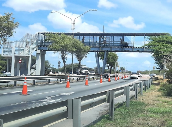 Haciendo trabao di renobacion riba Brug di Peaton