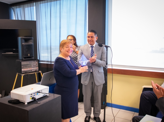 Minister Arends cu reconocimento na Astrid Britten y Ronny Alders di Biblioteca Nacional