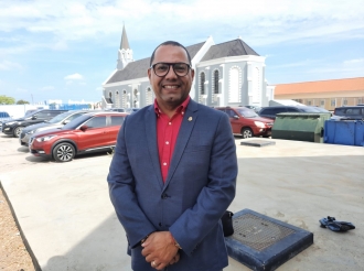 Parlamentario Ricky Hoek ta coregi Mervin Wyatt-Ras tocante Ley di Crèche