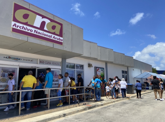 Dia di Rey por bishita exposicion 'Aruba den mashin di tempo' na Archivo Nacional Aruba