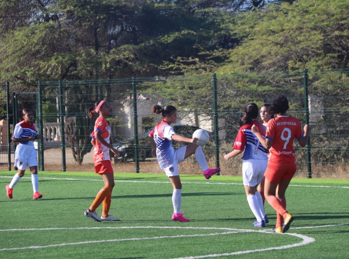 Diadomingo awor e campeonato di Copa Aruba Bank Liga Plata 5 x 5 den futbol femenino ta continua