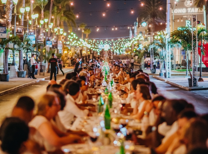  E di cuatro annual Long Table Aruba cu Wind Creek Aruba como anfitrion ta bek na Aruba