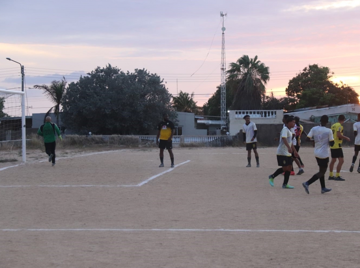 Riba veld di Dakota tabata tin wega di futbol hobennan vs. veterano