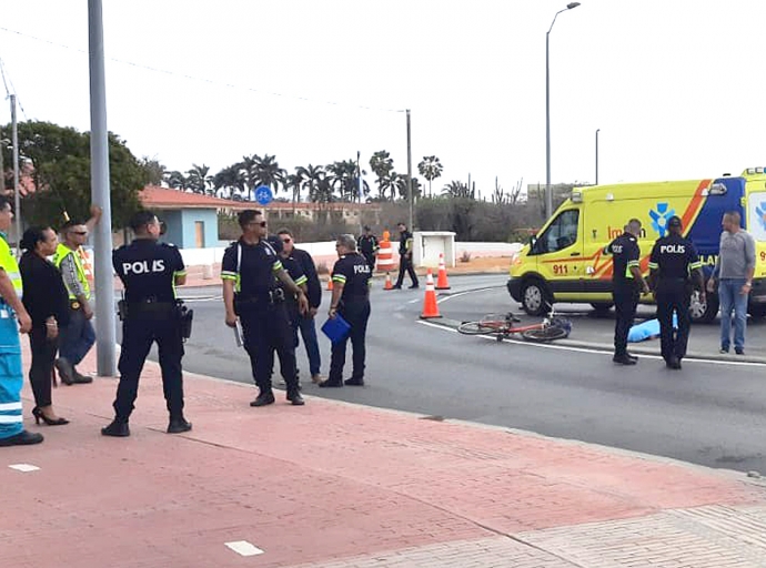 Truck blinda y ciclista envolvi den accident fatal na Ponton