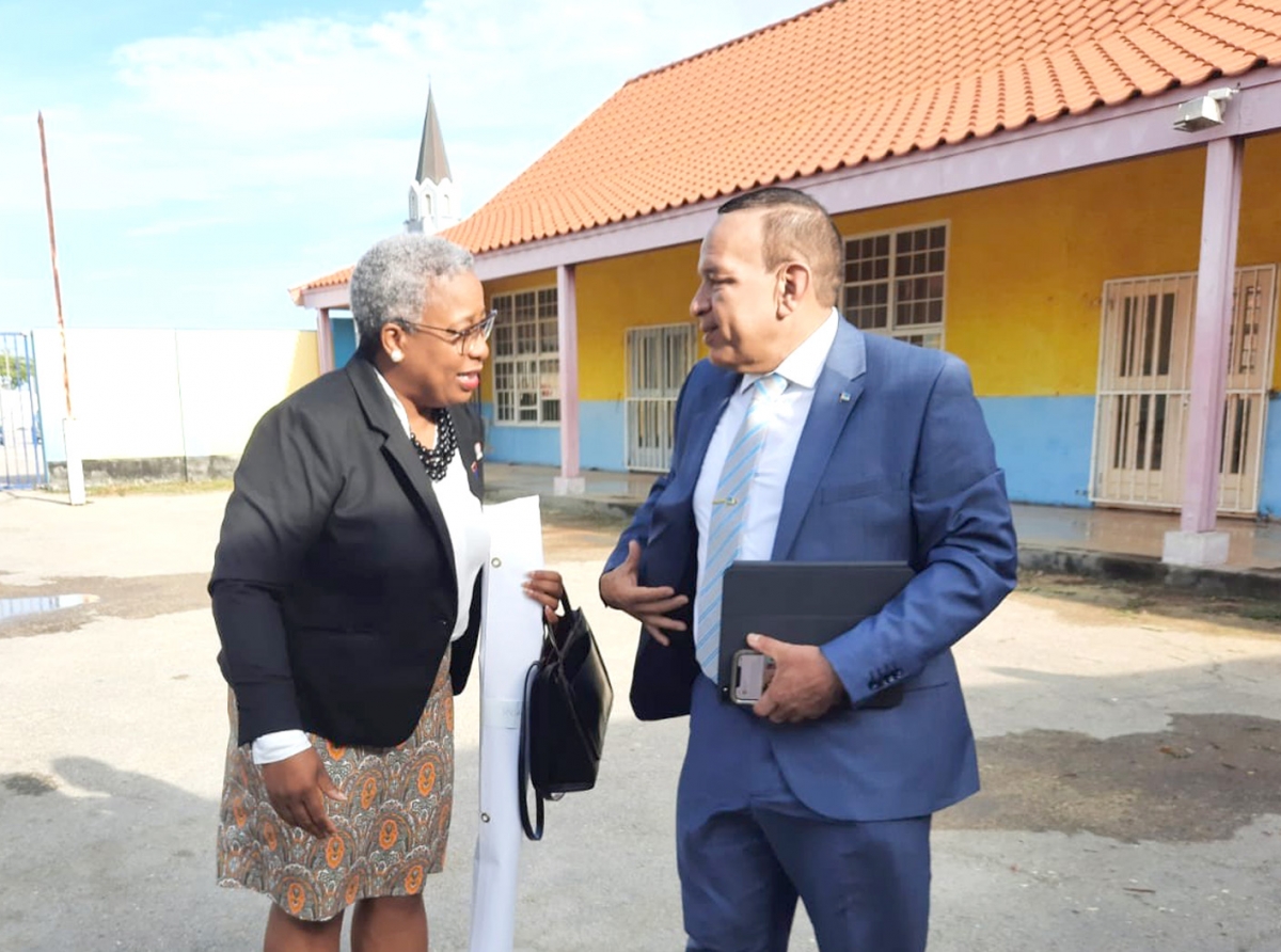 Minister di Enseñanza Endy Croes a haci anuncio oficial di renovacion di Sint Aloysiusschool