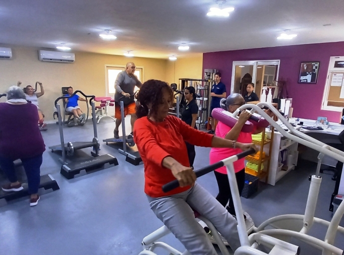 Studiantenan di CIOS Arnhem ta core stage na Club 50 plus y dunando e grandinan sosten