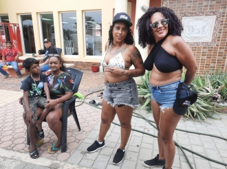 Exitoso Bikini Carwash pa recauda fondo