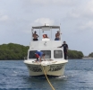 Polis a topa cu boto pega den mangrove