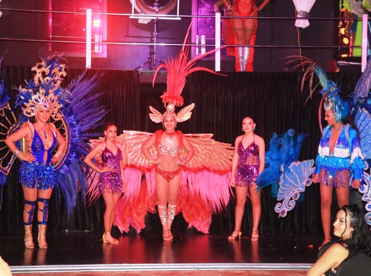 Gonzalo Restrepo cu colorido y alegre show semanal “Carnival Cabaret” na Aruba