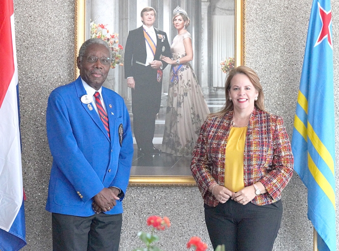 District Governor di Lions District 35-N a bishita Prome Ministro