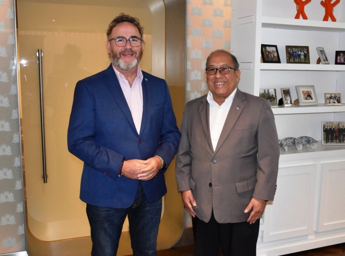 Minister Glenbert Croes ta na Hulanda pa bishita di trabao