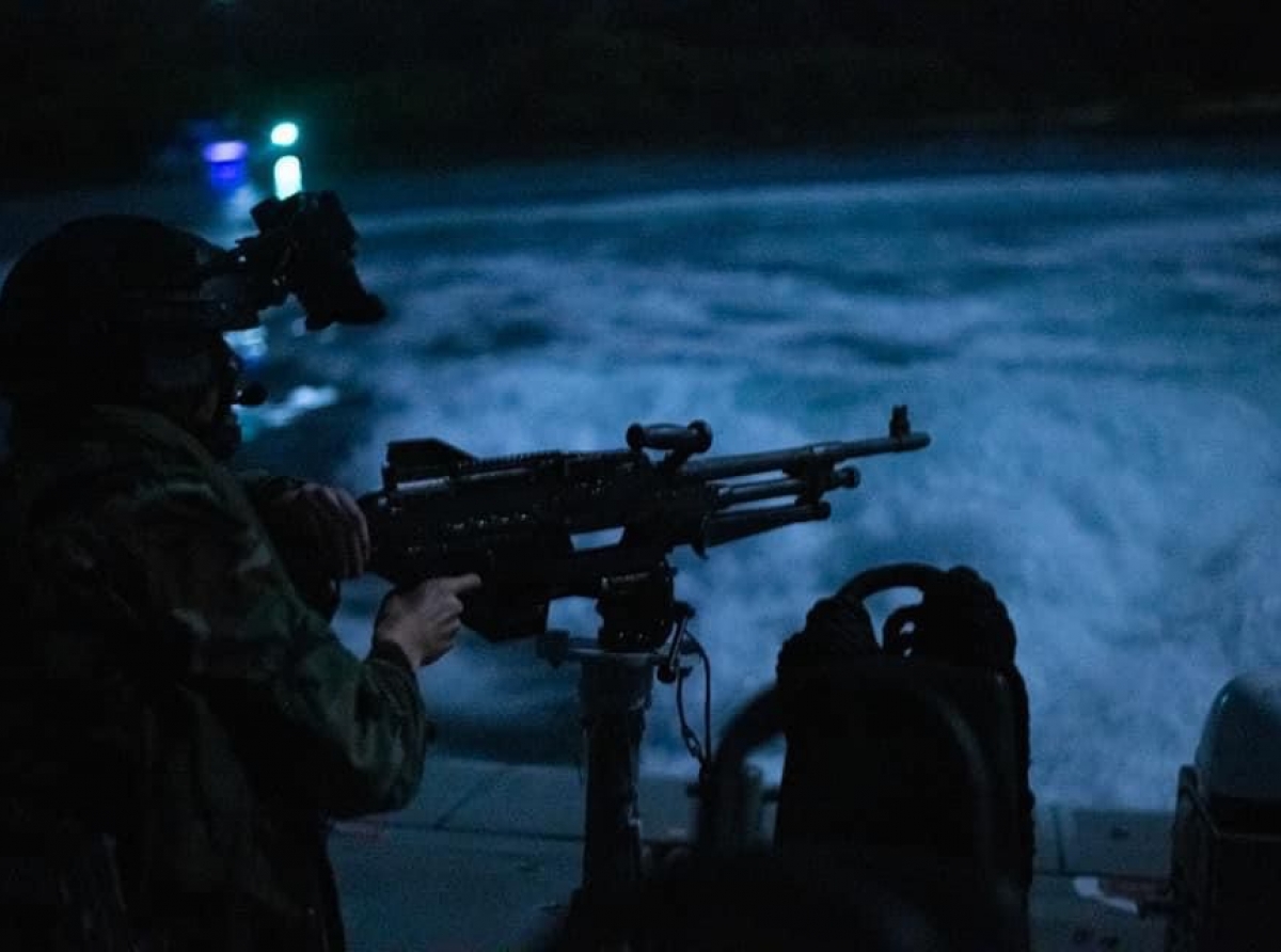 Mariniernan Hulandes ta train na y den becindario di playanan na Curaçao