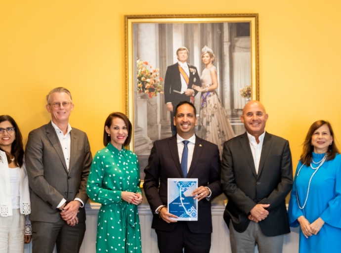 Aruba Tourism Authority a haci entrega di su Raport Anual di 2021 na Minister di Turismo