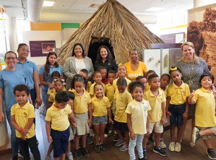 Ministernan a bishita Museo Arqueologico pa evento cu alumnonan di Anglo Kleuterschool