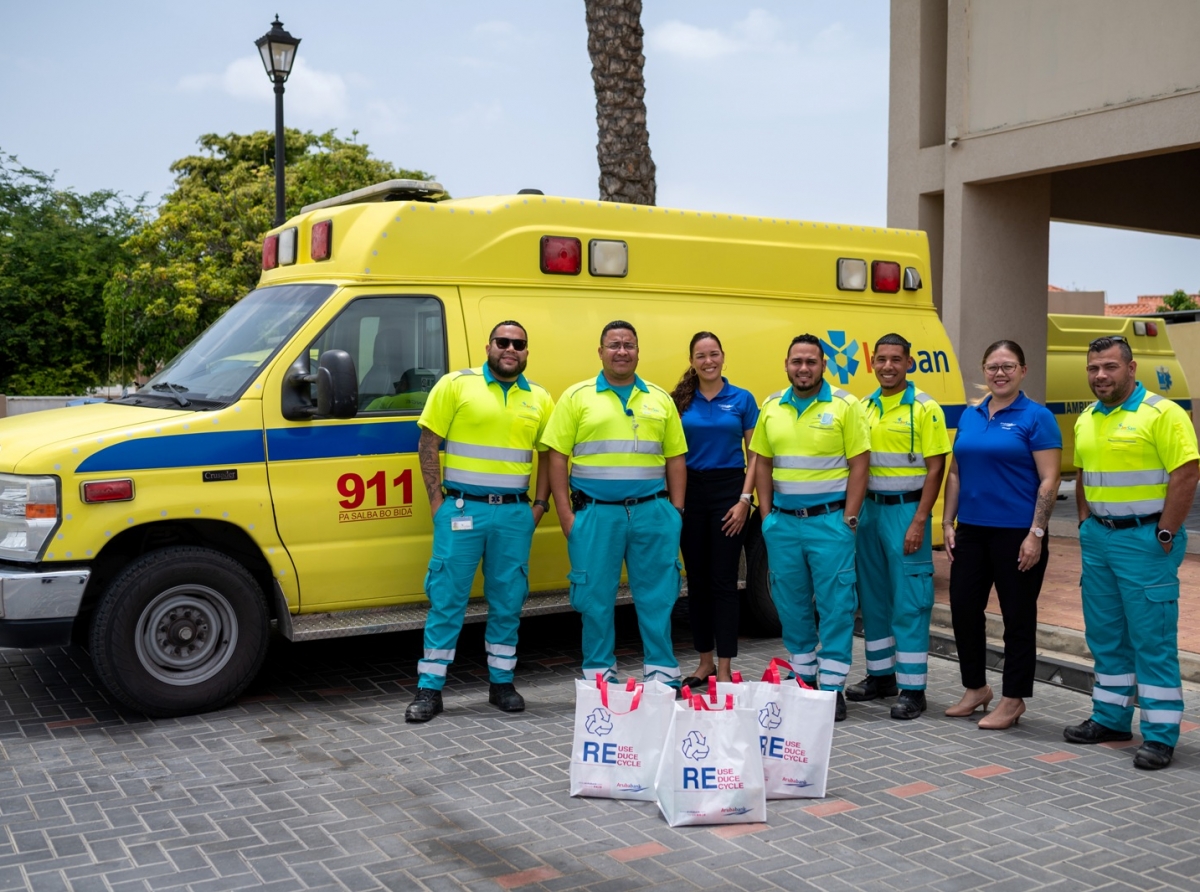 Aruba Bank a haci entrega almuerzo na team di Ambulans