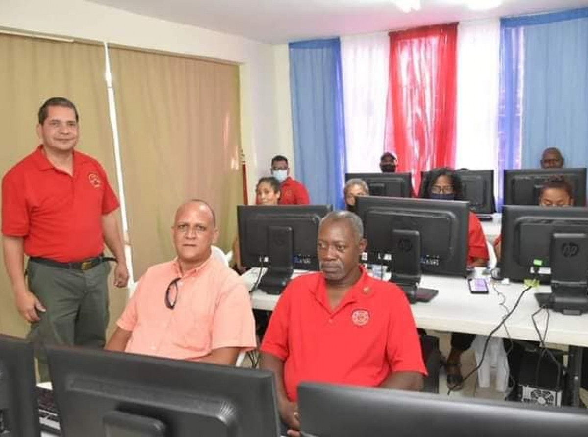 Fundacion Dominicano ta ofrece curso basico di Computer pa asina yuda comunidad