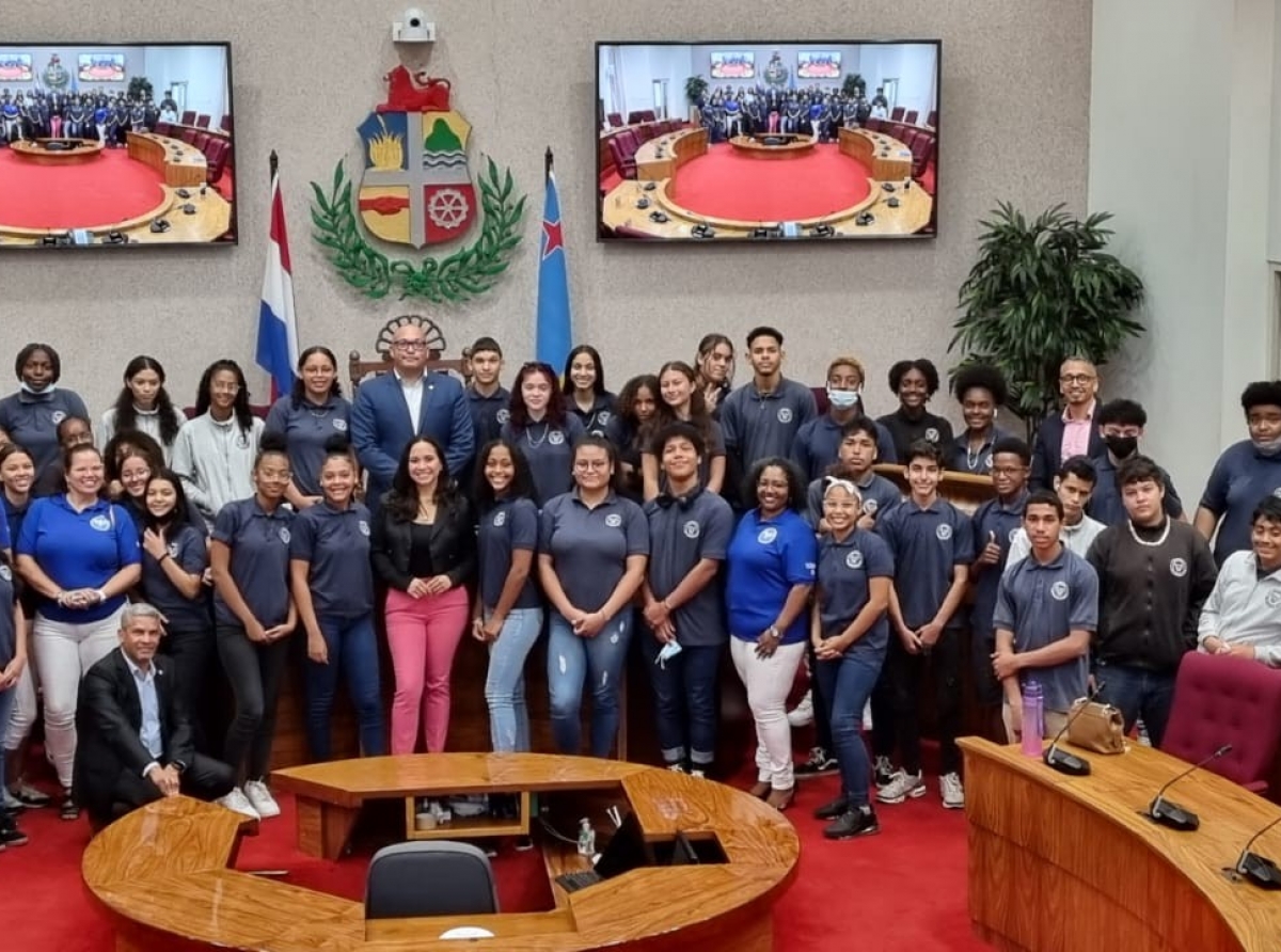 Alumnonan di Ciclo Basico 2 di Colegio San Augustin a bishita Parlamento