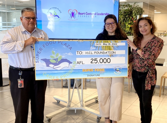 Clientenan di Super Food Plaza ta haci donacion na Heart-Centered Leadership Foundation por medio di Super Food Plaza Cares Program