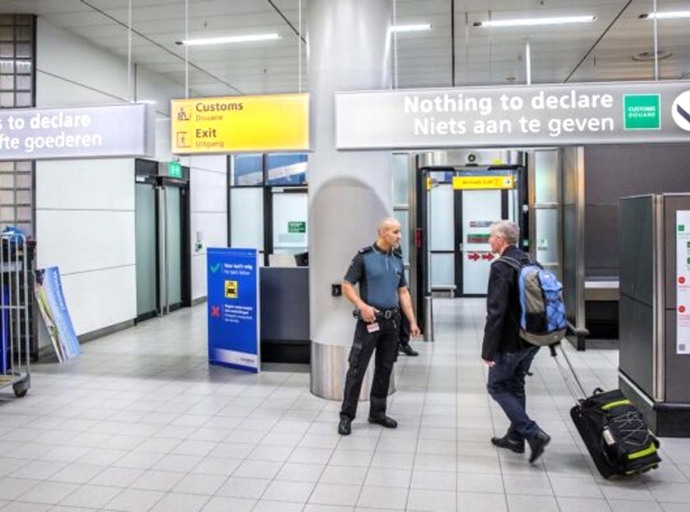 Madushi di 76 aña pa di cuatro biaha ta wordo gara cu droga na Schiphol