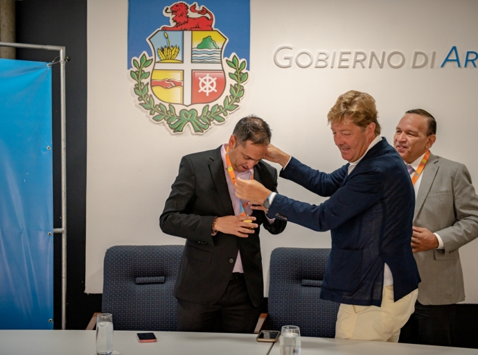 Minister Dangui Oduber a ricibi medaya for di KLM Marathon Aruba