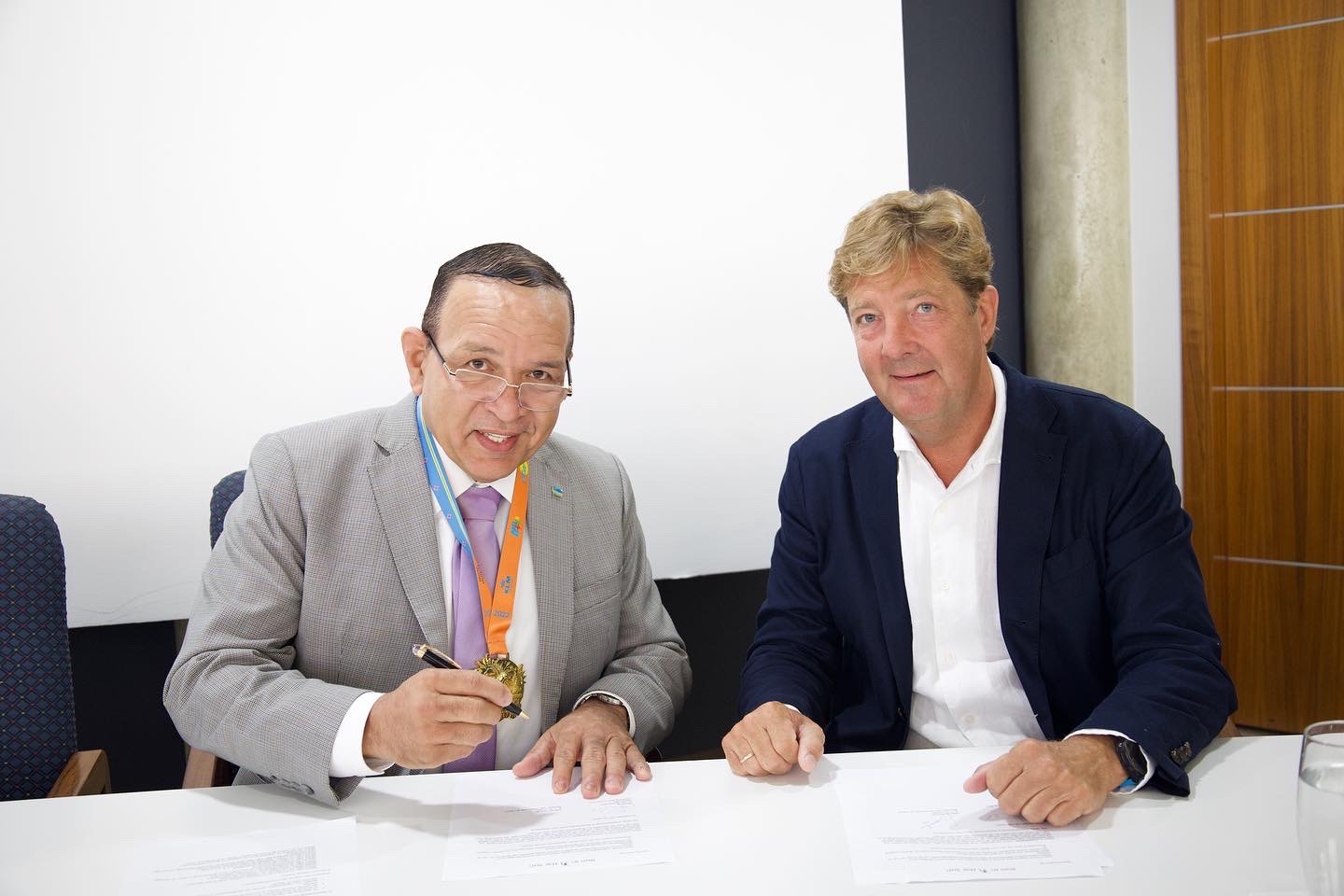 Minister Endy Croes a firma acuerdo pa extende KLM Aruba Marathon pa 3 aña mas