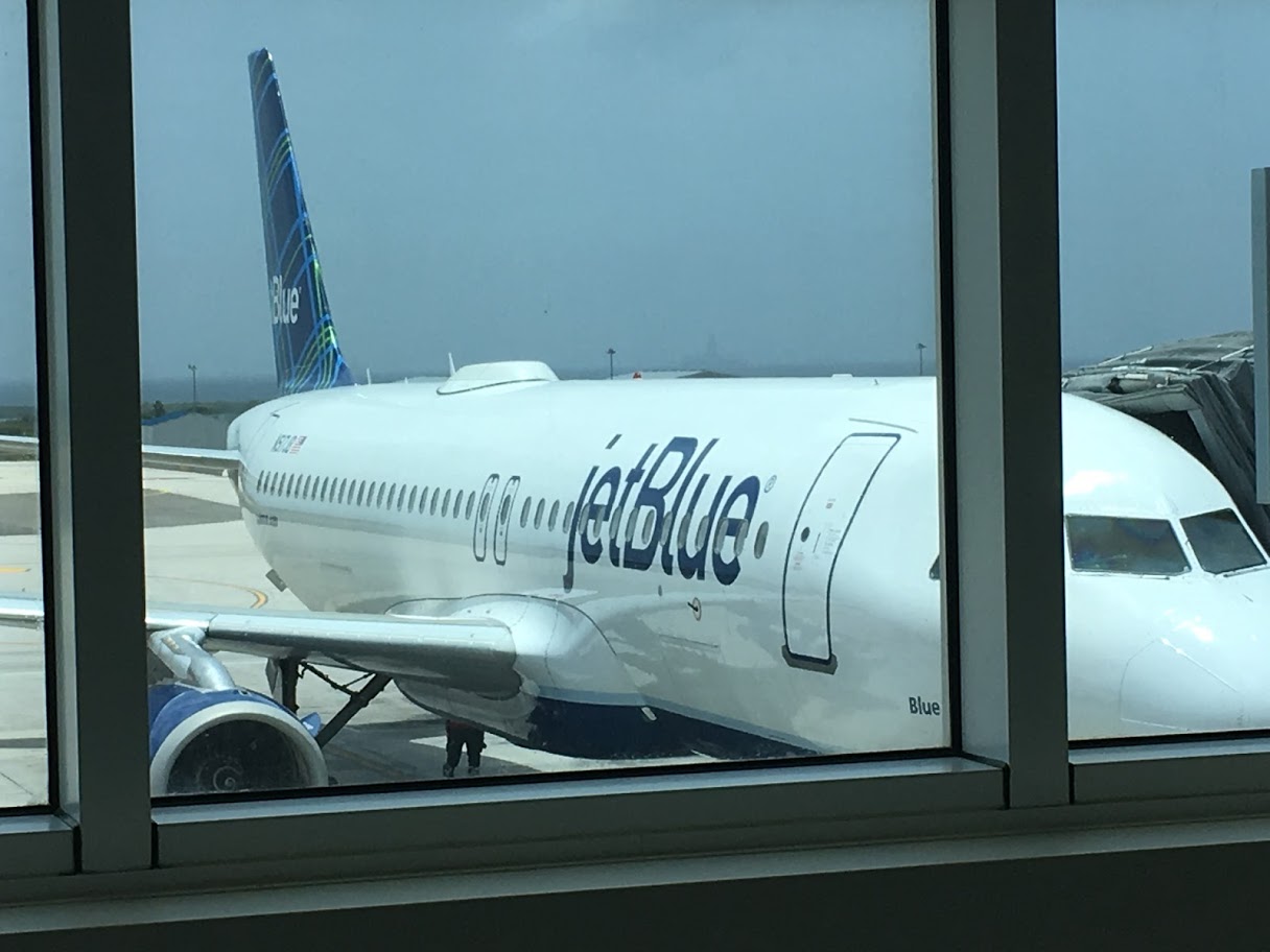 Turista a fayece den avion di JetBlue