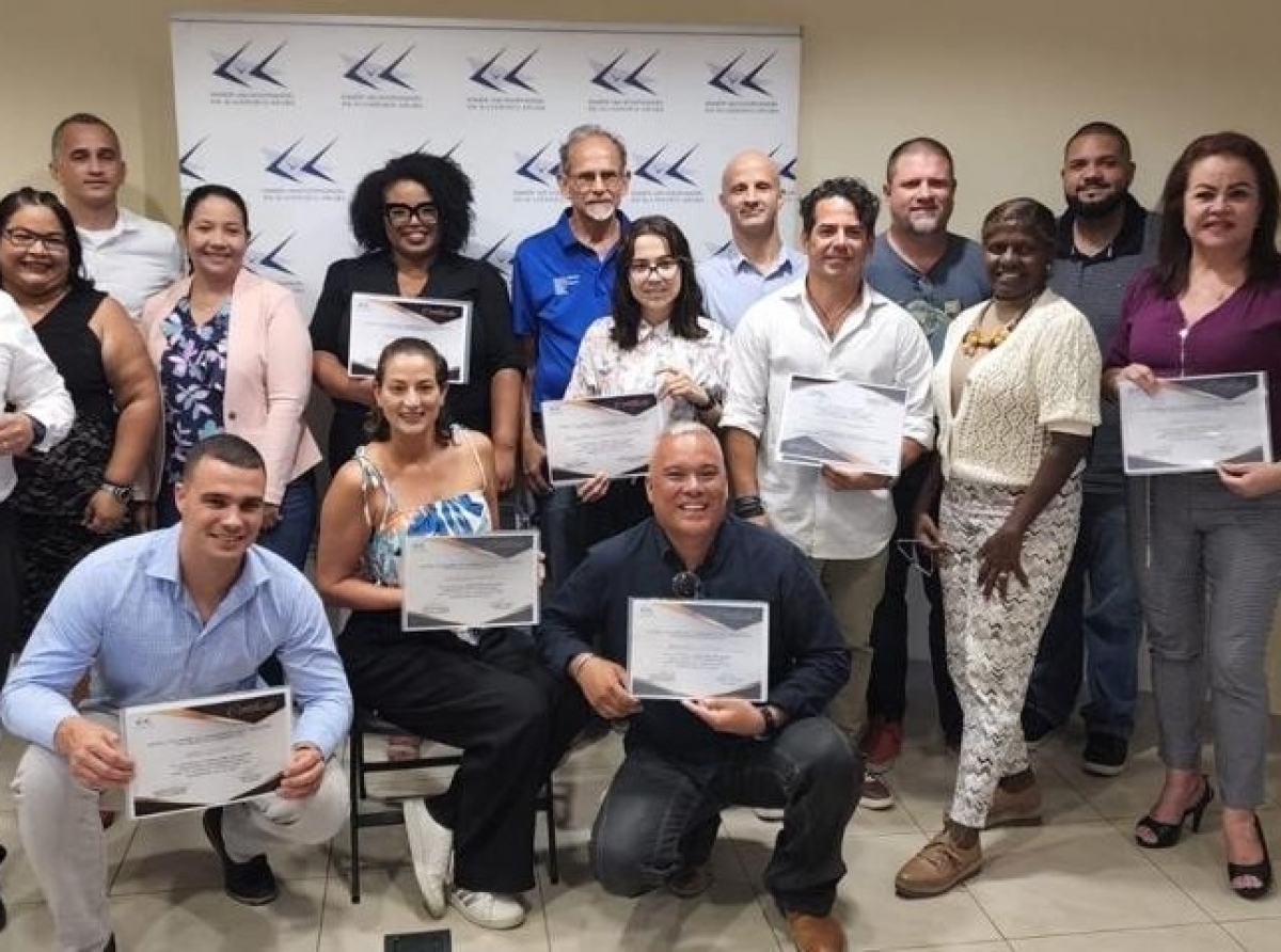 Diesdos persona a finaliza curso di Empresario Independiente na Aruba