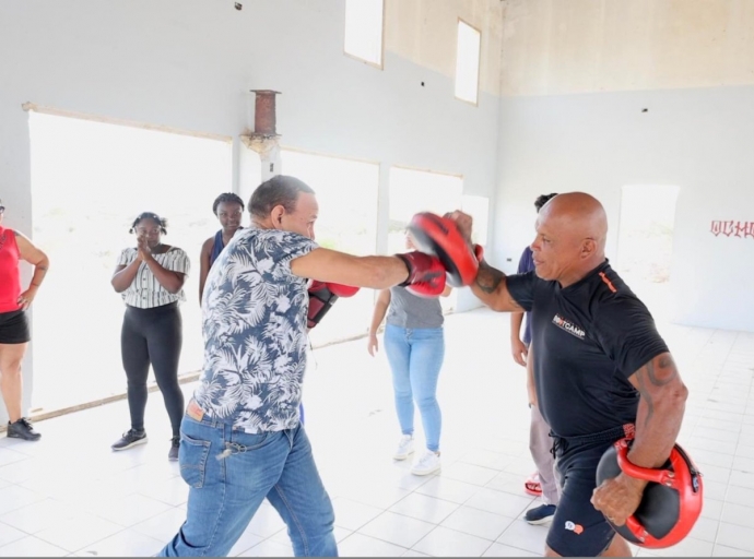 Minister Endy Croes a entrega 10 par di glove na ‘Walk Your Talk Bootcamp Boxing’