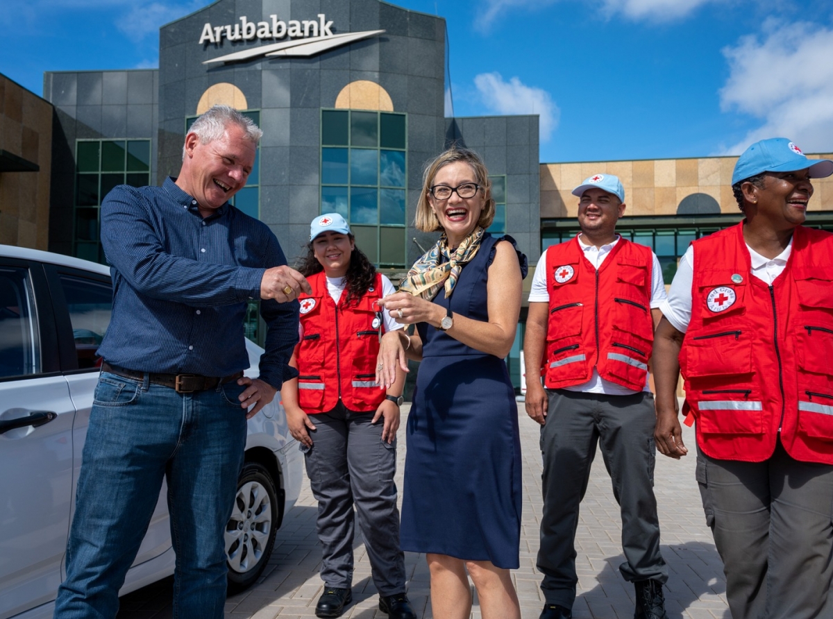 Aruba Bank a haci donacion di vehiculo na Cruz Cora Aruba   