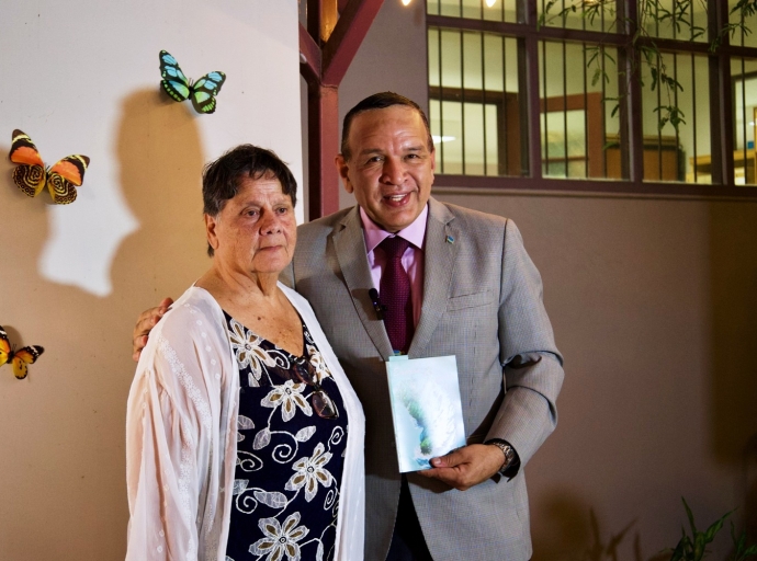 Minister Endy Croes cu elogio pa Letitia wever pa un bunita buki di poesia ‘Emocion den Palabra’